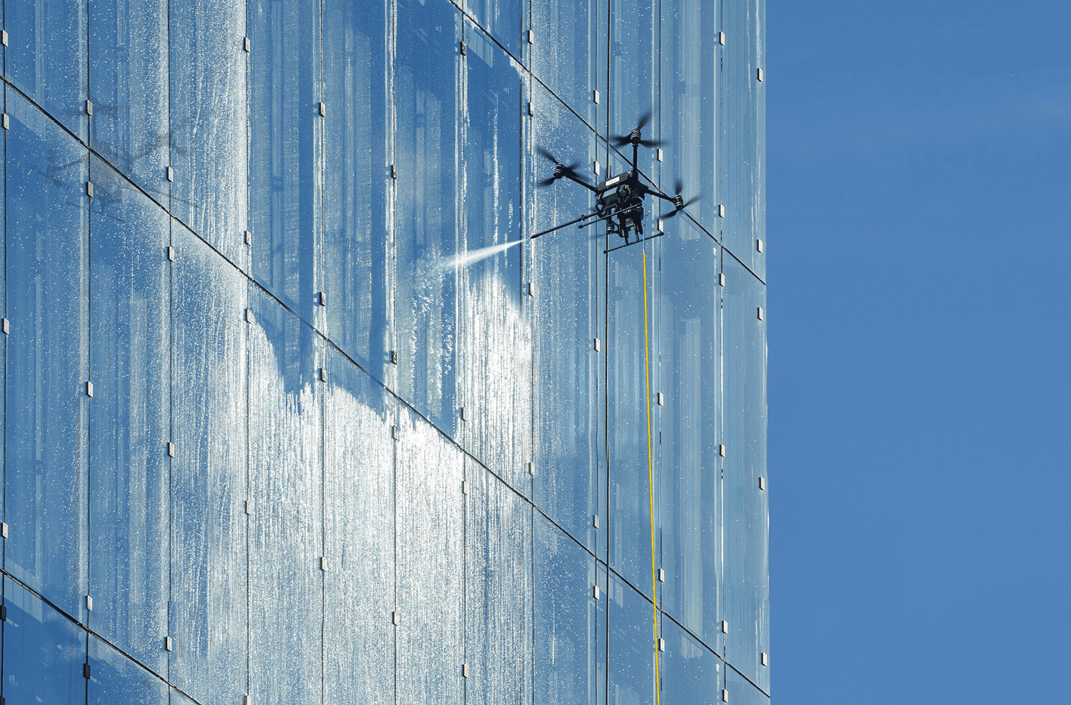 Drone vasker glassfasade