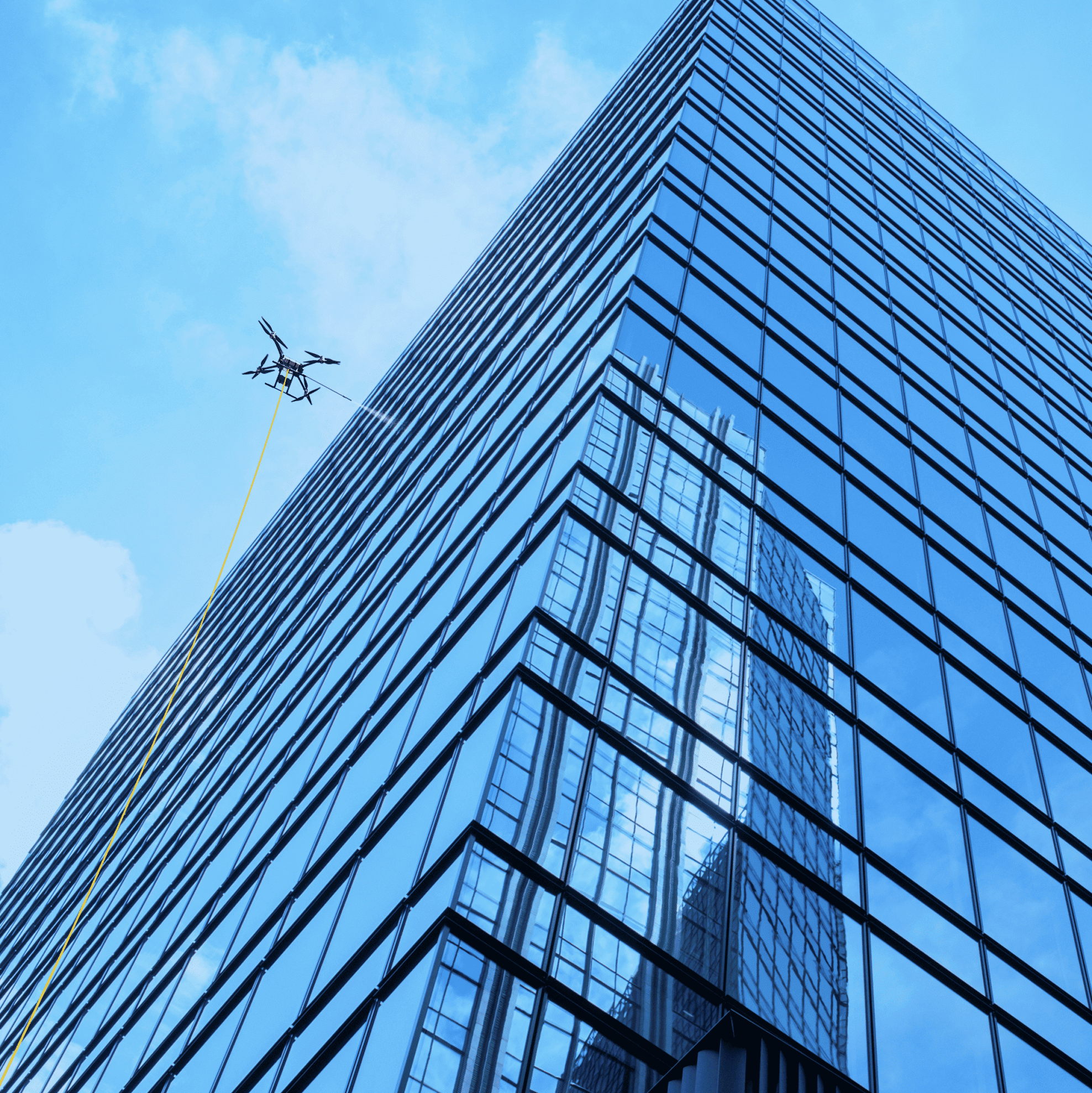 Drone vasker glassfasade på høybygg