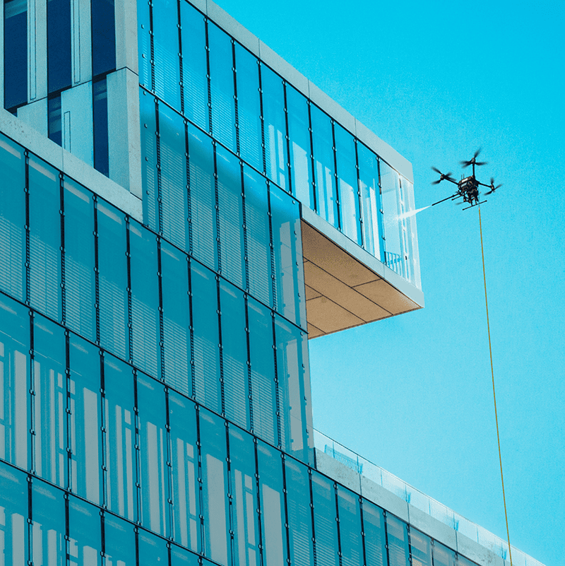 Drone ved moderne næringsbygg